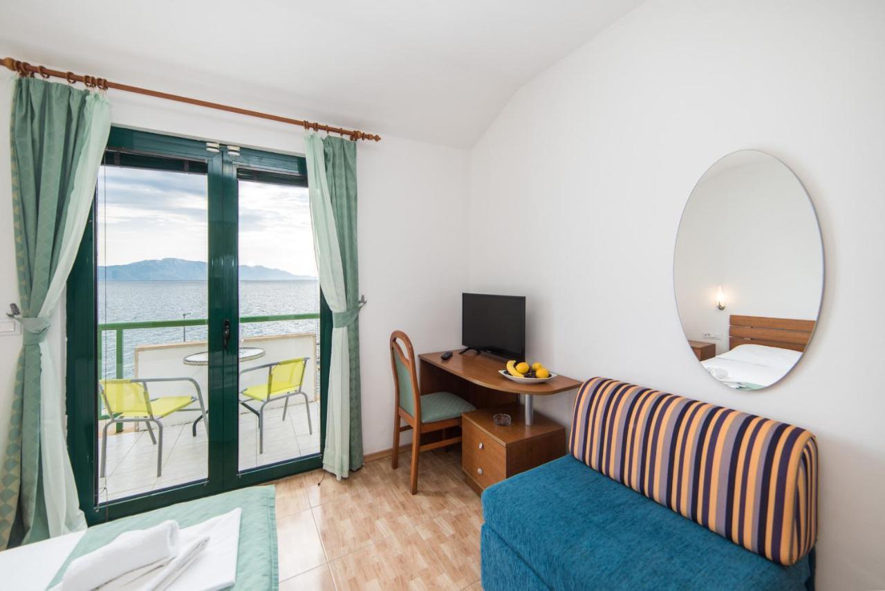 Hotel Riva Brist Exterior photo